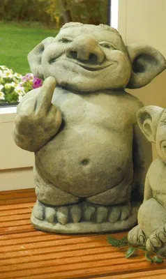 Produktbild von Steinguss Deko Gartenfigur Troll mit Stinkefinger