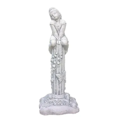 Produktbild von Schöne Figur Sophie auf Säule, aus Steinguss Neu Frostfest Witterungsbeständig, Junge Frau sitzt auf Baumstumpf Steinfigur Gartenfigur PO-1029
