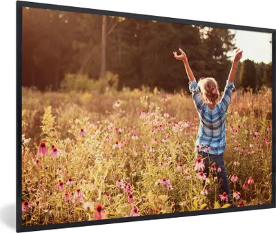 Produktbild von MuchoWow® Gerahmtes Poster Frau - Blumen - Frühling 90x60 cm - Poster mit Schwarzem Bilderrahmen Wandposter Rahmen Foto Bilder - Fotorahmen - Foto-Plakat
