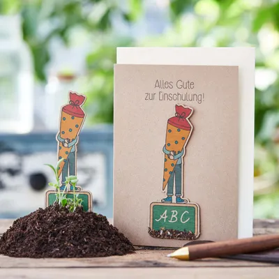 Produktbild von Die Stadtgärtner – Glückwunschkarte mit Saatstecker I Schöne Karte zur Einschulung mit Schultüten-Motiv I Saatpapier enthält hochwertige Wildblumen-Samen I Karte mit Umschlag I 10,5 x 14,8 cm (DIN A6)