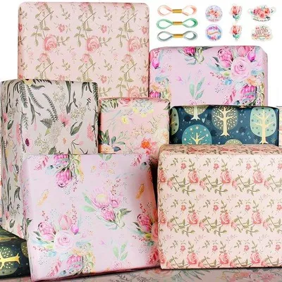 Produktbild von Famanu Geschenkpapier mit Blumenmuster in Pastelllila, Rosa und Grün - 5 Bögen, 6 Geschenkanhänger, 3 Rollen Band