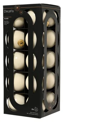 Eine schwarze Kartonverpackung mit Sichtfenstern, gefüllt mit zwanzig perlweissen Christbaumkugeln aus Glas in matten und glänzenden Varianten