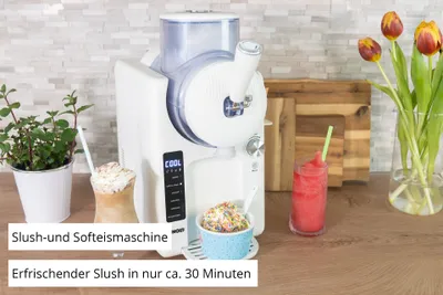 Die Unold 2in1-Slush- und Softeismaschine Sofie steht auf einer Küchentheke. Im Vordergrund stehen z