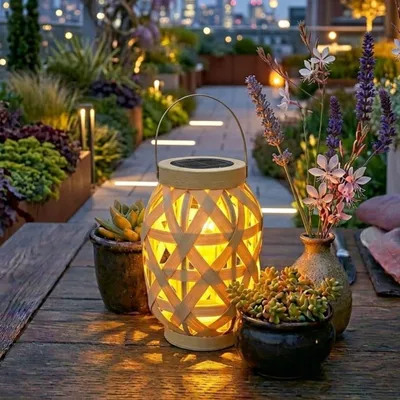 Zdjęcie produktu dla Lampy solarne GILA LED – latarnia solarna z naturalnego rattanu PE, 22,8 cm, efekt migotania, 3000 K, IP44
