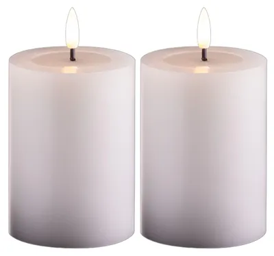 Produktbild von 2er Set Stumpenkerzen LED weiß klein - Echtwachskerze mit beweglicher Flamme flackernd mit Echtwachspiegel - Timerfunktion für 6 Stunden Warmweißes Licht 7,5cm ø 10cm Höhe - 2 AA Batterien nötig