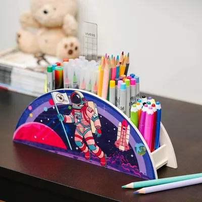 Produktbild von WAGOMA Stiftehalter Kinder [5 Fächer] Robuster Schreibtisch Organizer aus Holz Astronaut