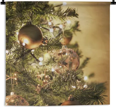 Produktbild von MuchoWow® Wandteppich Wandbehang Ein Weihnachtsbaum mit bunten Kugeln 150x150 cm Tapisserie Dekoration Wandtuch - Wohnaccessoires - Modernes