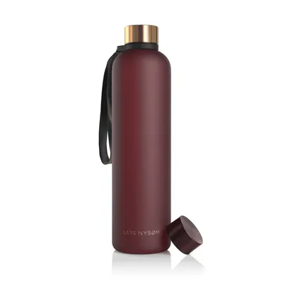 Produktbild von LARS NYSØM Trinkflasche 1l | Ultraleichte Tritan Sport Flasche, Kohlensäure geeignet | Ideal für Sport, Büro, Yoga | 2 Deckel inkludiert 1000ml Berry