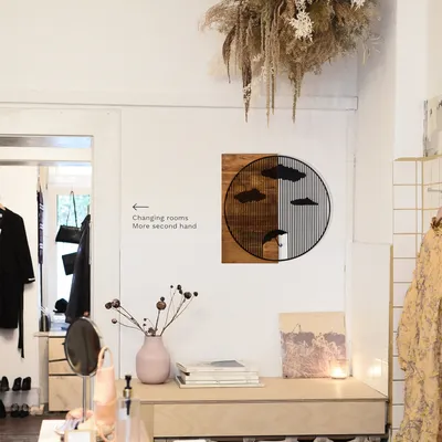 Produktbild von Wallity, Dekorativer Wandaccessoire aus Holz, 58 x 58 cm, Schwarz und Walnuss | 100% Metall (1,2 mm) und 100% Holzrahmen (3 cm) | Stilvolles Design für jedes Zuhause.