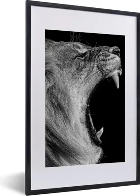 Produktbild von MuchoWow® Gerahmtes Poster Tiere - Löwe - Schwarz - Weiß - Porträt 40x60 cm - Poster mit Schwarzem Bilderrahmen Wandposter Rahmen Foto Bilder - Poster in Rahmen