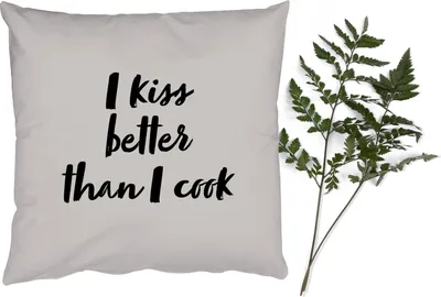 Produktbild von MuchoWow® Zierkissen Sofakissen Wohnzimmer Dekokissen 50x50 cm Zitate - Sprichwörter - Ich küsse besser als ich koche - Kuss - Komfort - Sofakissen