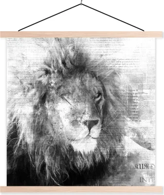 Produktbild von MuchoWow® Textilposter Löwe - Zeitung - Schwarz - Weiß 120x120 cm mit holzfarbenen Rahmen - Textil-Poster