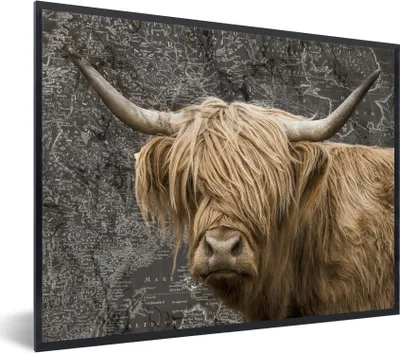 Produktbild von MuchoWow® Gerahmtes Poster Weltkarte - Tiere - Schottischer Highlander 80x60 cm - Poster mit Schwarzem Bilderrahmen Wandposter Rahmen Foto Bilder - Schwarzem - Mit Gestell