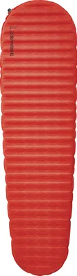 A red sleeping mat is shown from above on a white background.