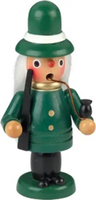 Ein Räuchermännchen Förster. Er trägt eine grüne Uniform mit Hut und hält ein Gewehr.