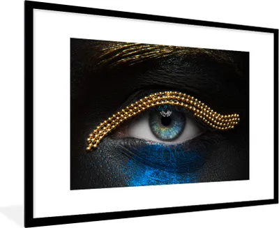 Produktbild von MuchoWow® Gerahmtes Poster Frau - Augen - Make-up - Luxus - Gold 90x60 cm - Poster mit Schwarzem Bilderrahmen Wandposter Rahmen Foto Bilder - Wanddekoration - Fotos