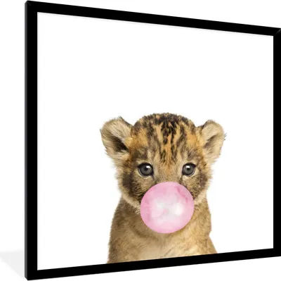 Produktbild von MuchoWow® Gerahmtes Poster Löwe - Junge - Kinder - Mädchen - Rosa - Kaugummi 40x40 cm - Poster mit Schwarzem Bilderrahmen Wandposter Rahmen Foto Bilder - Mit Rahmen - Wanddekoration Schlafzimmer