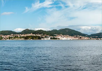 Produktbild von Wallario Fototapete Vliestapete, seidenmatte Oberfläche, einfache Verarbeitung, Größe 400 x 280 cm, Motiv Stadt zwischen Bergen und Meer