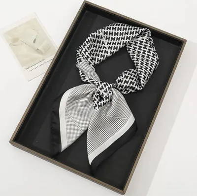 Zdjęcie produktu dla Elegancka chusta FR-33878 w kolorze białym i czarnym KP33878