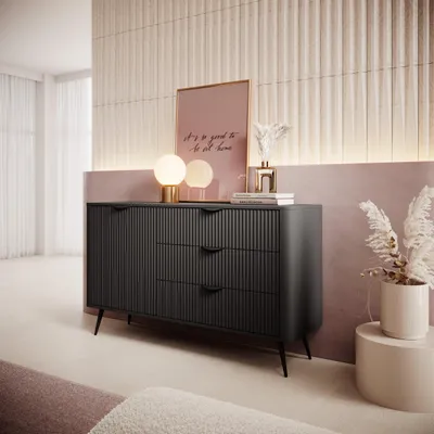 Zdjęcie produktu dla LATTE Komoda 138 cm z drzwiami i 3 szufladami Czarna komoda do salonu i pokoju Nowoczesna komoda z ryflowanymi frontami, Kolor: czarny