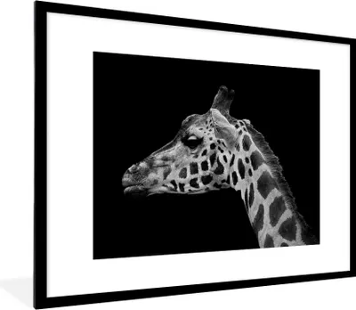 Produktbild von MuchoWow® Gerahmtes Poster Tiere - Giraffe - Schwarz - Weiß 80x60 cm - Poster mit Schwarzem Bilderrahmen Wandposter Rahmen Foto Bilder - Schlafzimmer-Dekorationen - Fotoposter