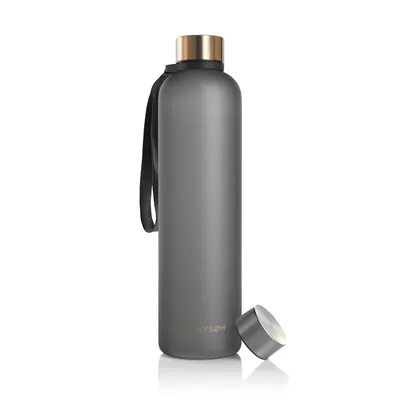 Produktbild von LARS NYSØM Trinkflasche 1l | Ultraleichte Tritan Sport Flasche, Kohlensäure geeignet | Ideal für Sport, Büro, Yoga | 2 Deckel inkludiert 1000ml Cool Grey - Gold