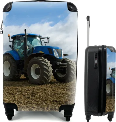 Produktbild von MuchoWow® Koffer Handgepäck Trolley Rollkoffer Kleine Reisekoffer mit 4 Rollen - Traktor - Blau - Landleben - Wolken - Cabin Size < 55x40x23 cm & 55x40x20 cm - Fotokoffer - Kabinenkoffer - Boardgepäck - Reise-Box - Reisekoffer - Reisegepäck - Koffer mit Bild - Trolley für Kinder