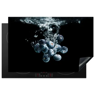 Obrázek produktu pro KitchenYeah® Krycí deska na sporák borůvky - ovoce - bobule - zátiší - voda - černá, 80x52cm, dekorace do kuchyně, keramická krycí deska, krycí deska na varnou desku