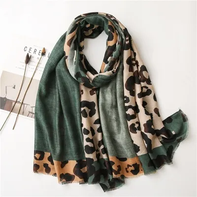 Produktbild von Elegantes Leopard Halstuch in Grün – Vielseitig und Stylisch KP12093