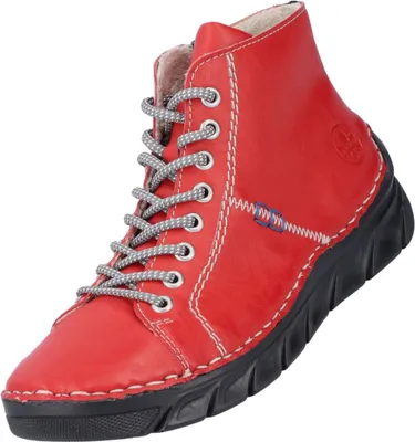 Das Bild zeigt einen roten Stiefel der von der linken Seite betrachtet wird. Der Stiefel hat eine hohe Schaftform und eine ausgeprägte Sohle.