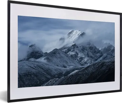 Produktbild von MuchoWow® Gerahmtes Poster Weite Ansicht der Himalaya-Berge mit Schnee und Wolken, Nepal 60x40 cm - Poster mit Schwarzem Bilderrahmen Wandposter Rahmen Foto Bilder - Schlafzimmer - Plakat in Rahmen - Drucken