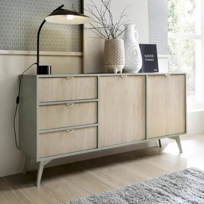 Productafbeelding van Kommode Silva KSZD-158 cm in eucalyptusgroen met een Scandinavische visgraatmotief aan de voorkant en gouden handgrepen – 2 deuren + 3 lades
