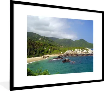 Produktbild von MuchoWow® Gerahmtes Poster Berge an der Küste von Kolumbien 80x60 cm - Poster mit Schwarzem Bilderrahmen Wandposter Rahmen Foto Bilder - Schlafzimmer-Dekorationen - Fotoposter