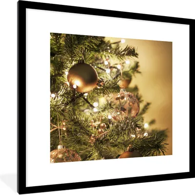Produktbild von MuchoWow® Gerahmtes Poster Ein Weihnachtsbaum mit bunten Kugeln 40x40 cm - Poster mit Schwarzem Bilderrahmen Wandposter Rahmen Foto Bilder - Poster - Plakat im Rahmen