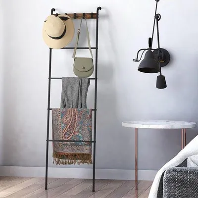 Immagine prodotto di Ibenzoa® Porta asciugamani da pavimento in metallo – a 5 livelli con 5 ganci, ripiani in legno, dimensioni 164 x 43 cm, ideale per bagno e camera da letto