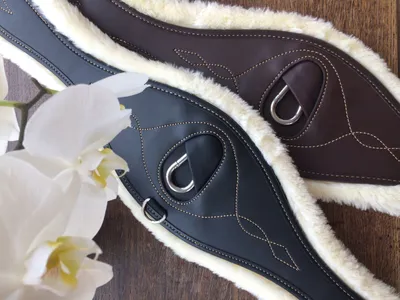 Zdjęcie produktu dla Ochraniacz Kentucky Horsewear na popręg anatomiczny z owczą skórą