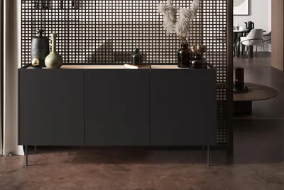 Zdjęcie produktu dla Czarna KOMODA do salonu trzydrzwiowa szafka 170 cm POJEMNA metalowe nóżki