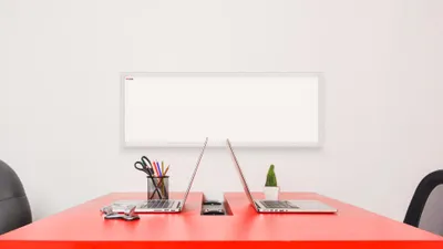 Zdjęcie produktu dla Tablica suchościeralna magnetyczna biała 30x70cm rama drewniana biała