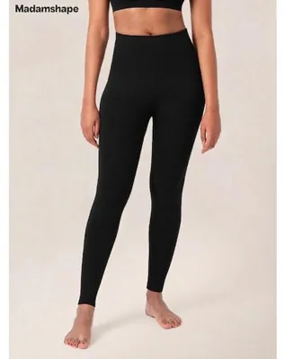 Schwarze hochgeschnittene Leggings, getragen von einer Person, kombiniert mit einem schwarzen Sport-BH, von vorne gezeigt