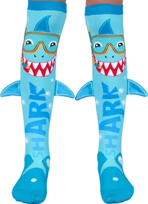 Blaue Kniestrümpfe mit fröhlichem Hai-Motiv, Taucherbrille und seitlich angenähten 3D-Flossen, Vorderansicht beider Socken.