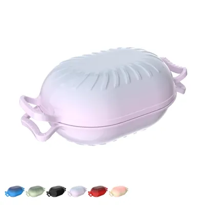 Image de Casserole en fonte (4,7 litres), de forme arrondie, incluant des gants de protection et un dessous de plat résistant à la chaleur, idéale pour la cuisson au four en cuisine. Couleur : violet