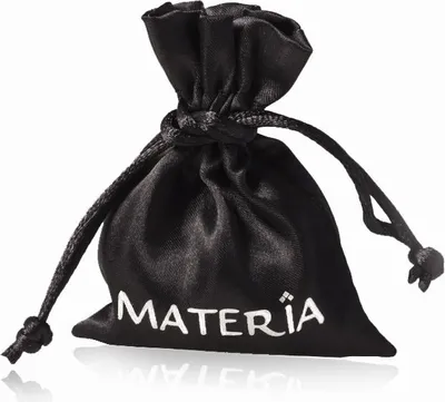 Schwarzer Satinbeutel mit Materia-Logo, mit Kordelzug verschlossen, dient als Schmuckverpackung für Kundenbestellungen.
