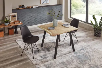 Produktbild von 3tlg. Essgruppe Laxmi 90 x 90 cm, Akazienholz massiv, naturfarben, Baumkantentisch mit Vier Metallbeinen in Schwarz + 2X Schalenstuhl Lerche in Schwarz