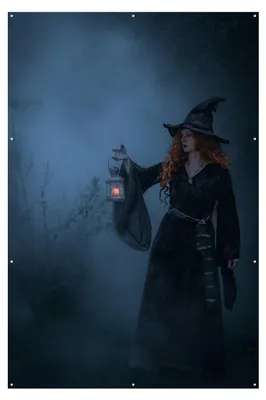 Productafbeelding van Heks met Lantaarn Tuinposter - 100x150 cm - Mystieke Halloween Decoratie - Buitenposter - Schuttingdoek - Tuinschilderij - Tuindoek - Tuinposter