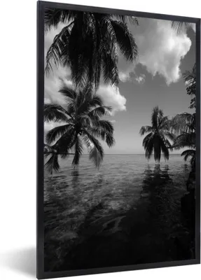 Produktbild von MuchoWow® MuchoWow® Gerahmtes Poster Reflexion von Palmen im Meer von Mo'orea in schwarz und weiß 40x60 cm - Poster mit zchwarzem Bilderrahmen - Papierdruck - Wandbilder