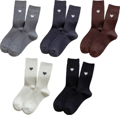 Produktbild von Damensocken mit Herzmuster, mittelhoch, gerippt, gestrickt, lässig, weich und bequem – ideal für Damen und Mädchen.