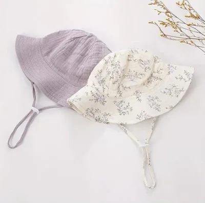 Produktbild von Hydrophile Sonnenhüte - Sommer Accessoire - Baumwolle - Lila / Purpur / Blumen | 3 – 18 Monate | Baby – Kleinkind | UV Resistent | Elastisch – leicht ausziehbar | Strandhut - Sommer Accessoire | Für Strand oder unterwegs | 2er Set