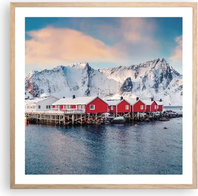 Produktbild von Gerahmtes Poster - Rahmen in heller Eiche - Lofoten Dorf Angeln - 60x60 cm - Wand Bild - Wanddeko - Wandbilder - Kunstposter - Wandposter - Bilderrahmen - Bilder - Kunstdruck - P2NAC60x60-4762
