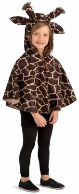 Kind trägt Giraffen-Cape mit Kapuze und Ohren, Vorderansicht des braun gemusterten Tierkostüms.