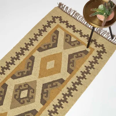 Obrázek produktu pro HOMESCAPES Ručně tkaný jutový koberec Ravar - 80 x 180 cm, vzor kilim béžovo-zlatohnědý